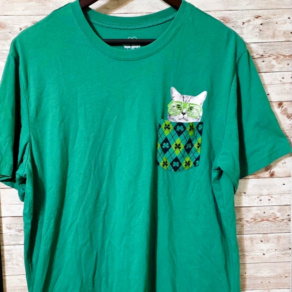 Lucky Green Cat Graphic T-Shirt